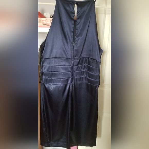 Beautiful dress - Picture 2 of 3